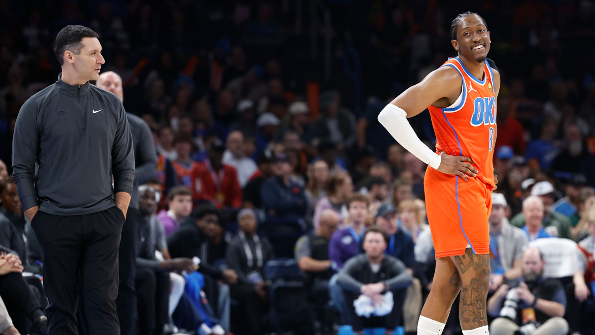 Thunder head coach Mark Daigneault and Oklahoma City Thunder forward Jalen Williams (8) meet during a time out against the Houston Rockets in the second quarter at Paycom Center