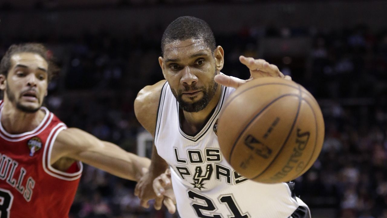 San Antonio Spurs' Tim Duncan (21) reaches for a loose ball during the first half of an NBA basketball game against the Chicago Bulls, Wednesday, March 6, 2013, in San Antonio. (AP Photo/Eric Gay)