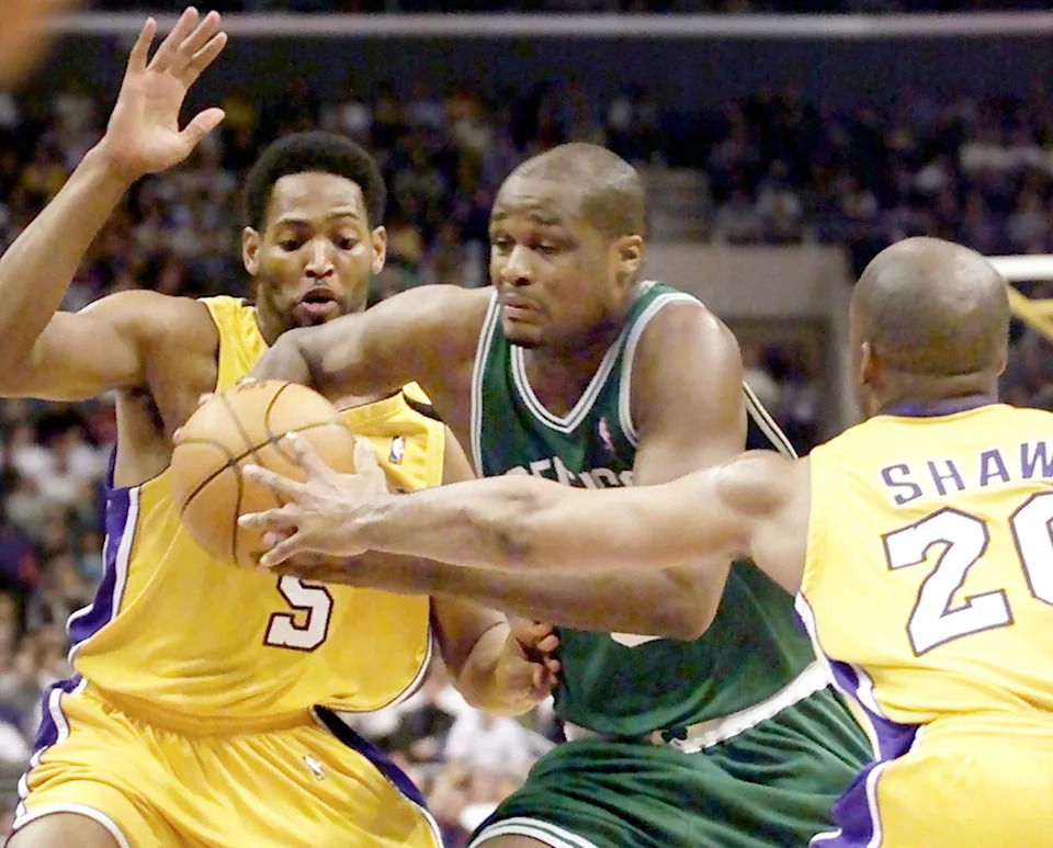 Boston Celtics' Antoine Walker (C) drives between Los Angeles Lakers' Robert Horry (L) and Brian Shaw in the second quarter February 25 at the Staples Center in Los Angeles.
SSM/SV