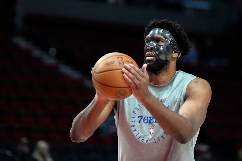 Philadelphia 76ers center Joel Embiid warms up before the game.© Soobum Im-Imagn Images