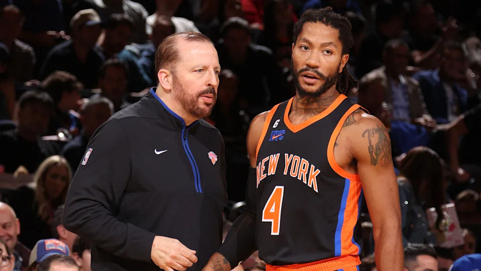 Tom Thibodeau talks to Derrick Rose during a game.