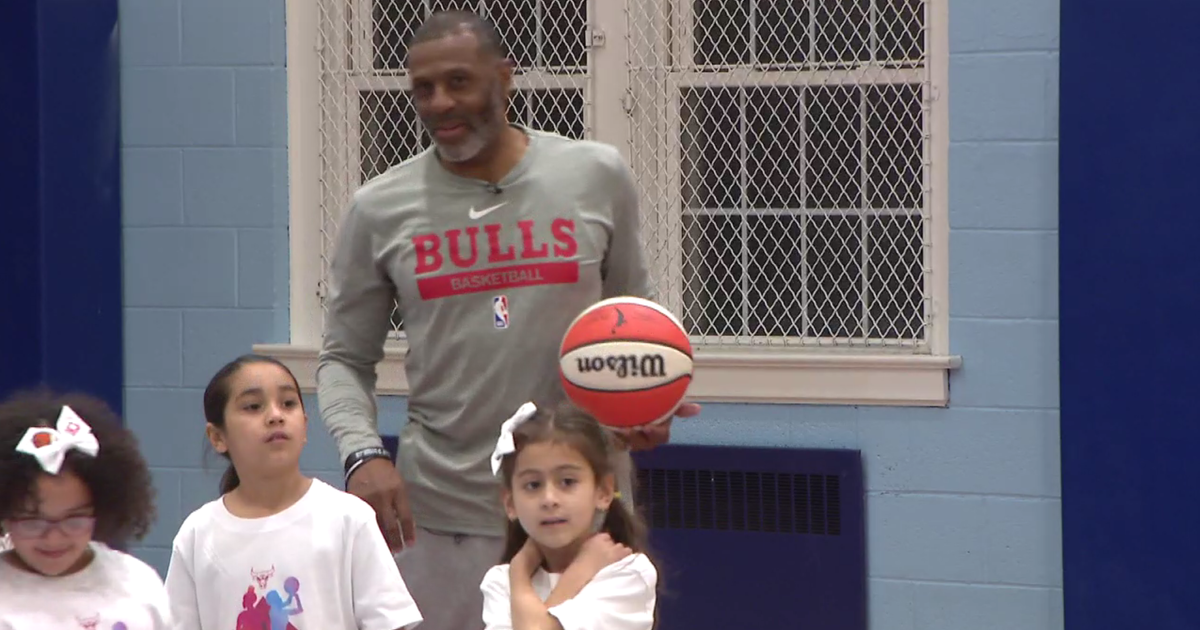 Chicago Bulls legends bring basketball clinic, positive affirmations to 35 girls