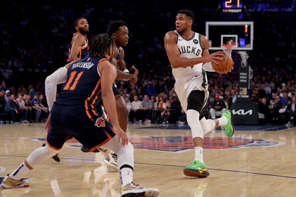 Milwaukee Bucks forward Giannis Antetokounmpo (34) drives to the basket against New York Knicks guard Jalen Brunson (11) and forwards OG Anunoby (8) and Mikal Bridges (25)© Brad Penner-Imagn Images