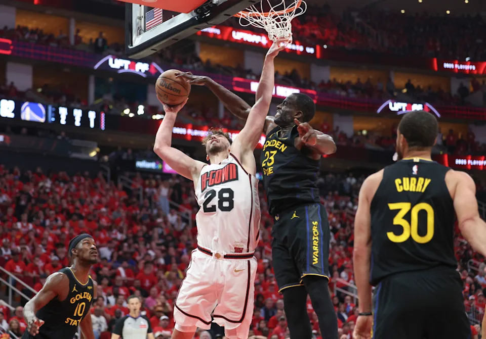Golden State Warriors forward Draymond Green defends Houston Rockets center Alperen Sengun.© Troy Taormina-Imagn Images