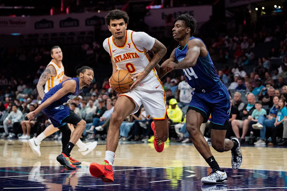 CHARLOTTE, NORTH CAROLINA - MARCH 18: Dominick Barlow #0 of the Atlanta Hawks drives to the basket while guarded by Moussa Diabate #14 of the Charlotte Hornets in the second half during their game at Spectrum Center on March 18, 2025 in Charlotte, North Carolina. NOTE TO USER: User expressly acknowledges and agrees that, by downloading and or using this photograph, User is consenting to the terms and conditions of the Getty Images License Agreement. (Photo by Jacob Kupferman/Getty Images)