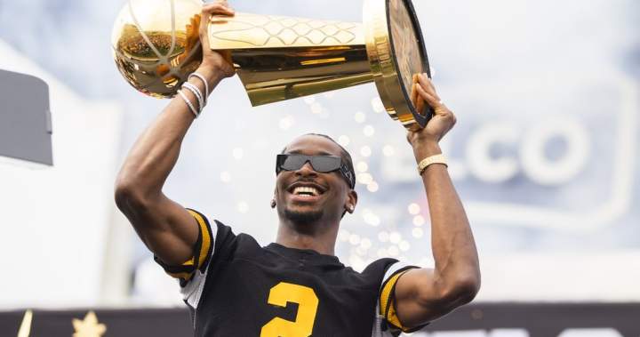 Hamilton presents NBA superstar Shai Gilgeous-Alexander key to city