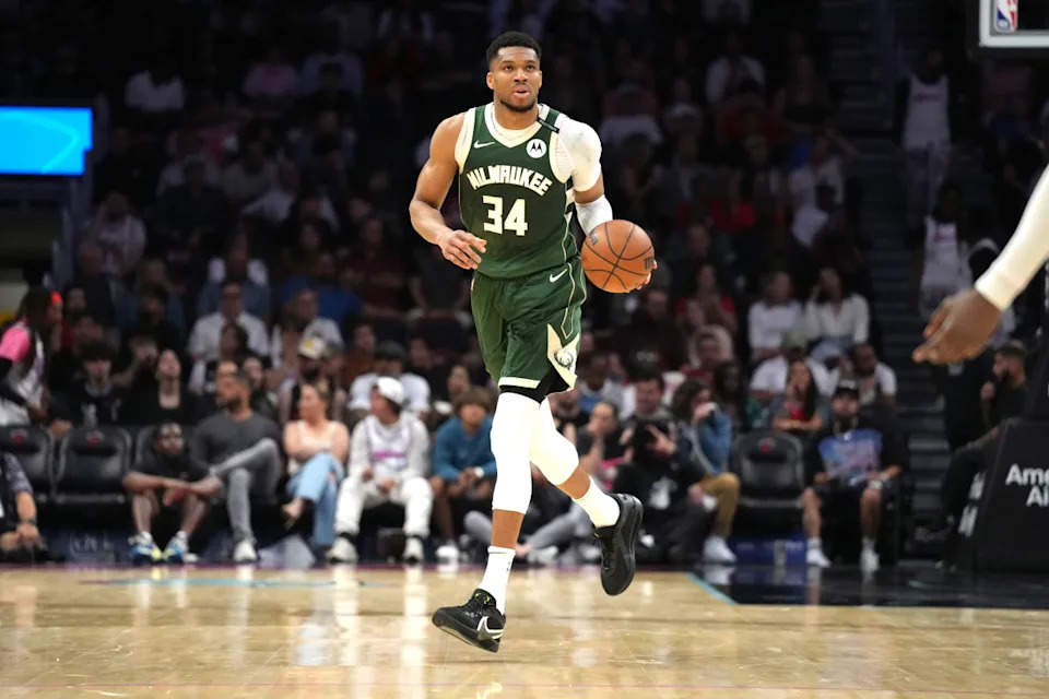 Milwaukee Bucks forward Giannis Antetokounmpo brings the ball up the court.© Jim Rassol-Imagn Images