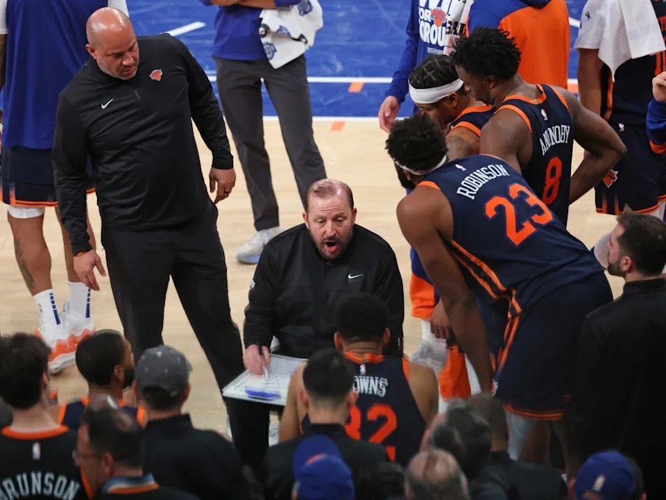 Knicks head coach Tom Thibodeau speaking to his team. Charles Wenzelberg / New York Post