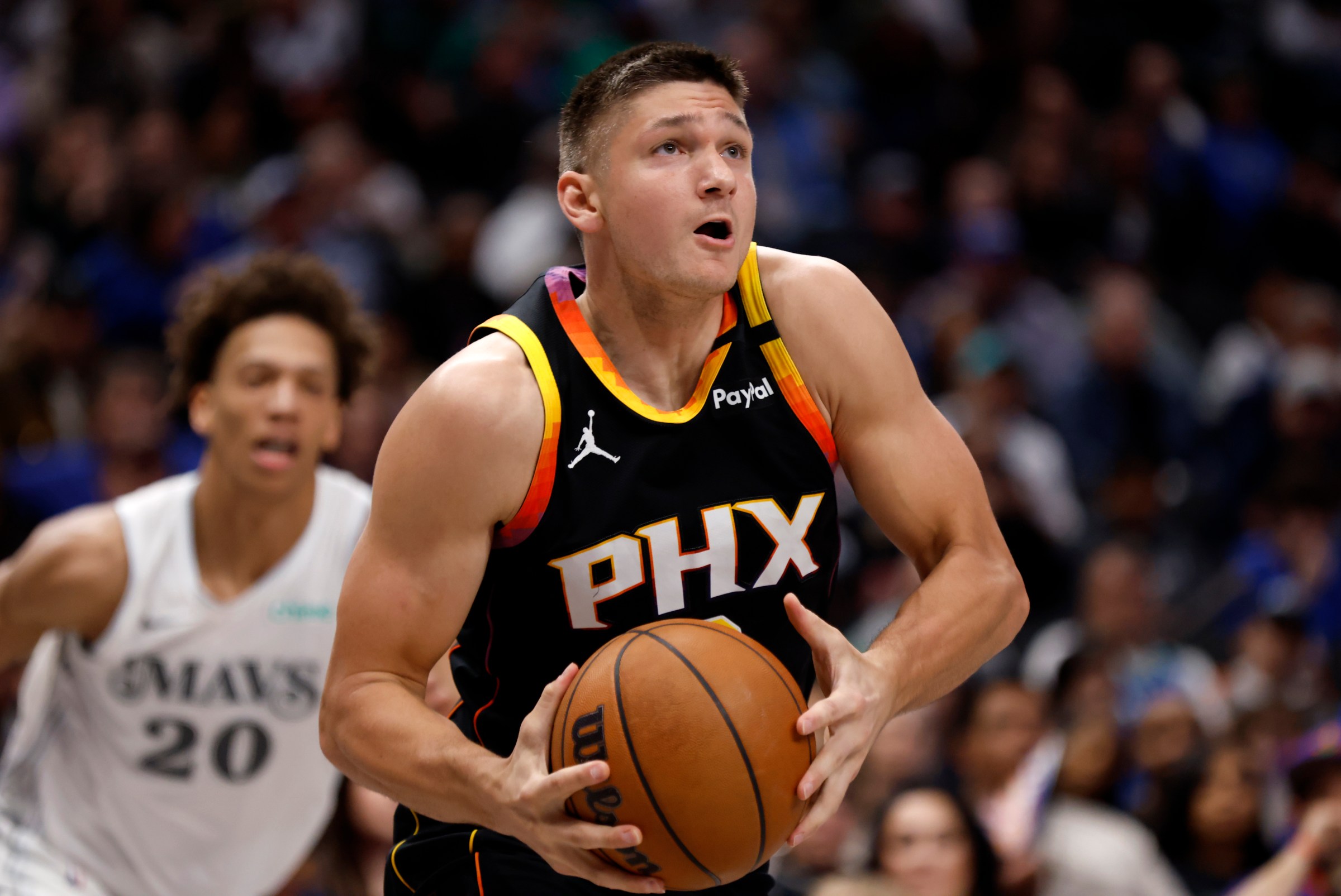 DALLAS, TX - MARCH 9: Grayson Allen #8 of the Phoenix Suns handles the ball against the Dallas Mavericks during the second half at American Airlines Center on March 9, 2025 in Dallas, Texas. NOTE TO USER: User expressly acknowledges and agrees that, by downloading and or using this photograph, User is consenting to the terms and conditions of the Getty Images License Agreement. (Photo by Ron Jenkins/Getty Images)