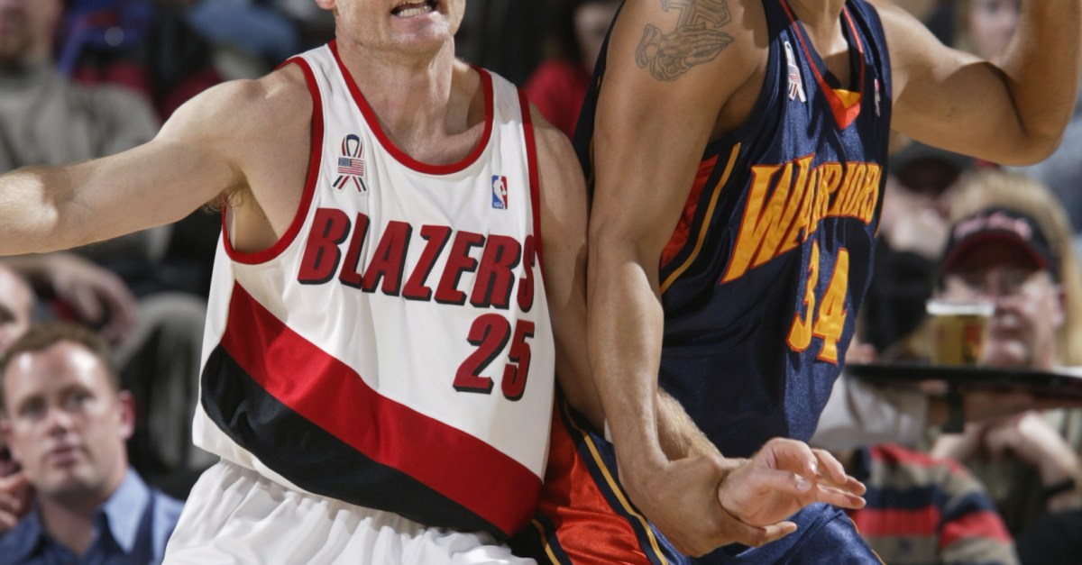 Looking back on Chris Mills and his attempt to fight the Blazers.