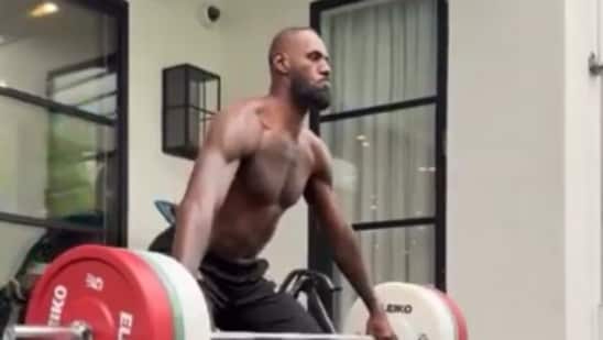 LeBron James prepares for the 2025/26 NBA season(X)