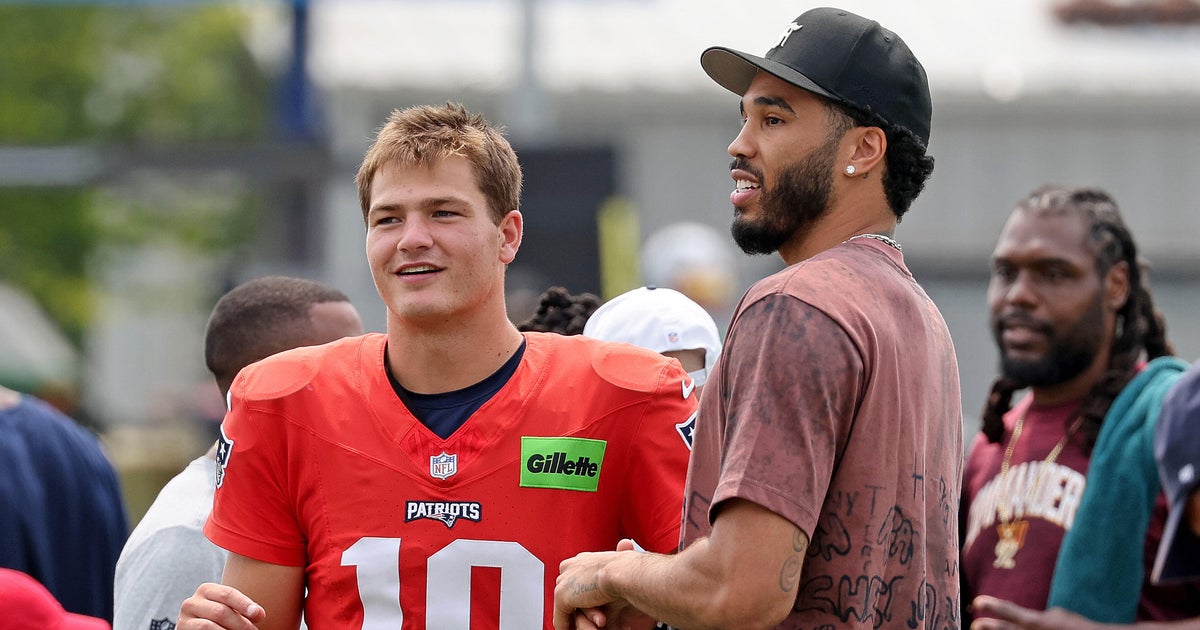 Jayson Tatum takes in Patriots-Commanders joint practice without a walking boot