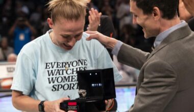 Sky's Courtney Vandersloot Liberty receives her championship ring