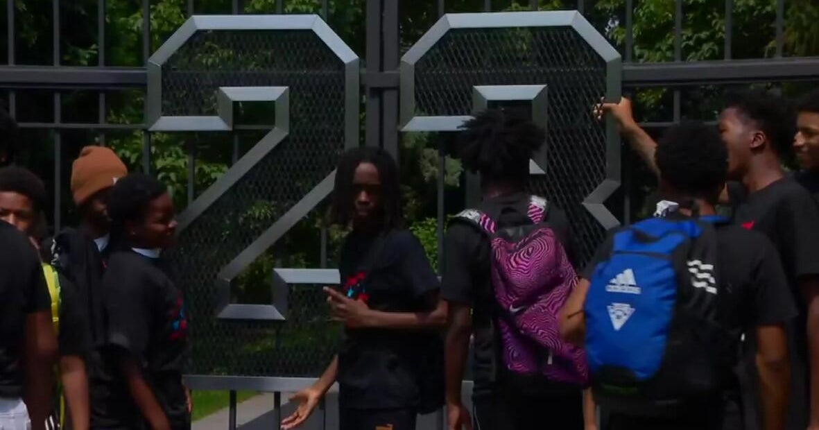 30 young Chicago basketball players get to tour Michael Jordan's former mansion