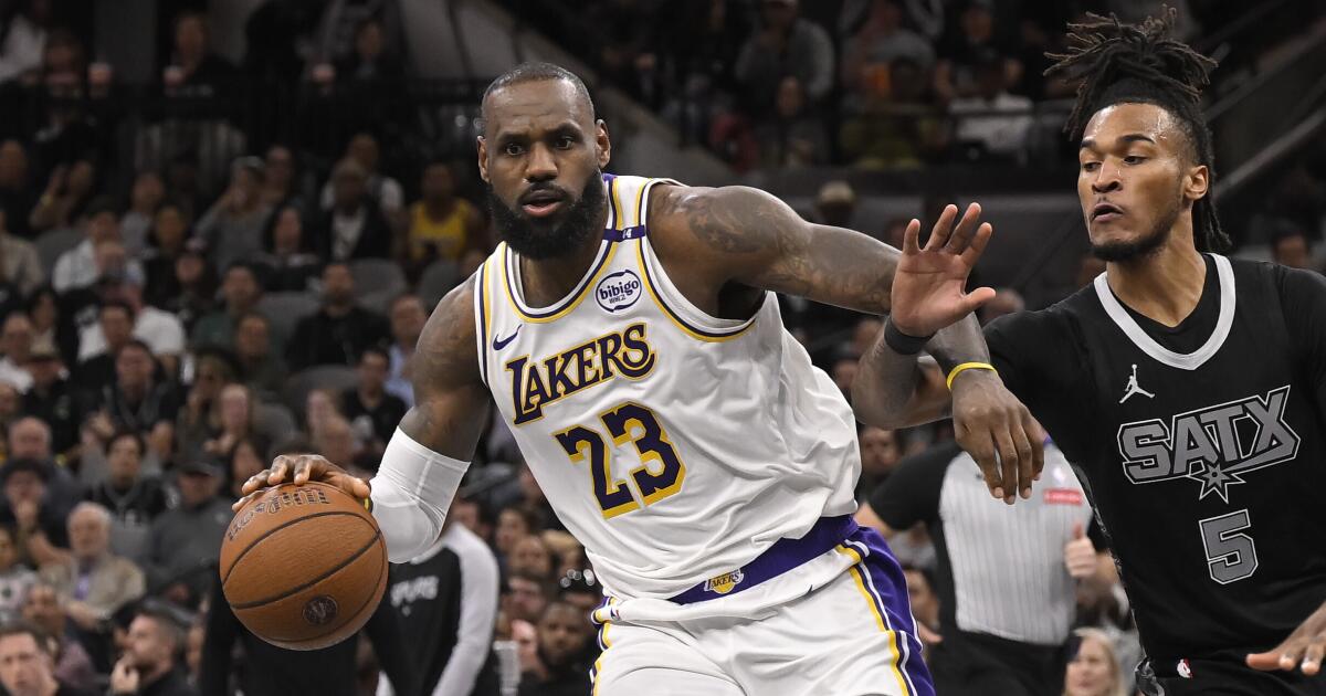 LeBron James records 4th straight triple-double in Lakers' win