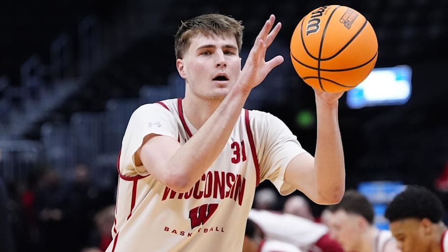 Wisconsin Badgers forward Nolan Winter