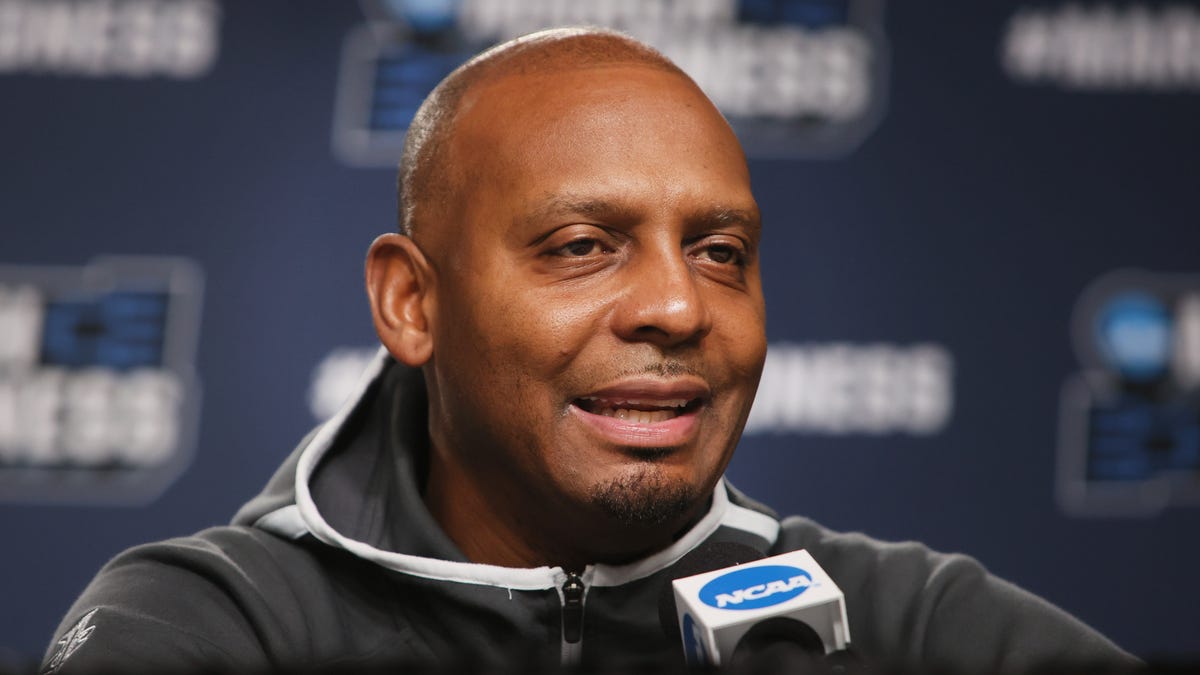Penny Hardaway addresses Memphis basketball coaching staff, roster