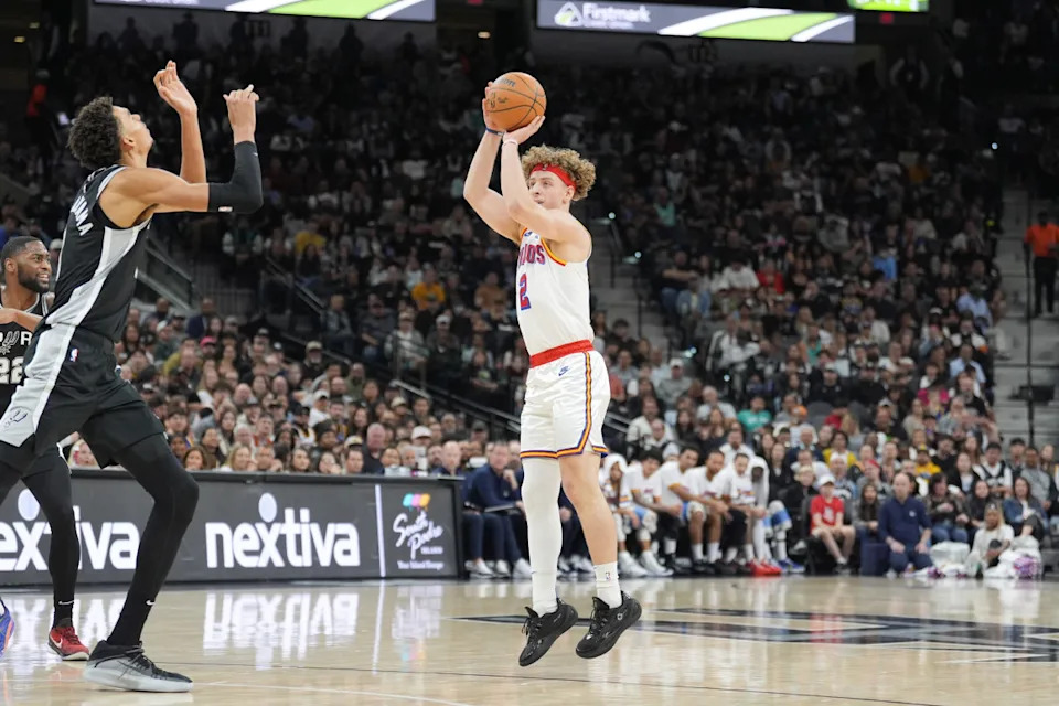 Golden State Warriors guard Brandin Podziemski (2) shoots over San Antonio Spurs center Victor Wembanyama (1)© Daniel Dunn-Imagn Images