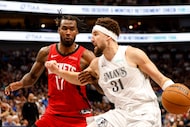 Dallas Mavericks guard Klay Thompson (31) tries to drive past Houston Rockets forward Tari...