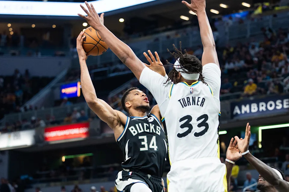 Milwaukee Bucks forward Giannis Antetokounmpo (34) shoots the ball while Indiana Pacers center Myles Turner (33)© Trevor Ruszkowski-Imagn Images