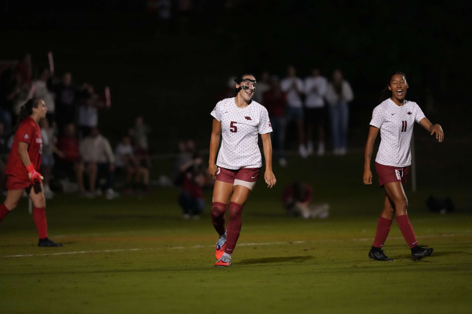 No. 7 Arkansas Overpowers Ole Miss, Remains Unbeaten in SEC Play