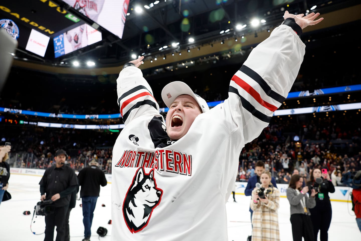 Lisa Jönsson celebrates winning the 2025 Women’s Beanpot Championship.