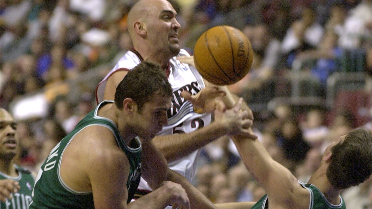 Chris Herren born; Ron Grandison, Charles Smith sign