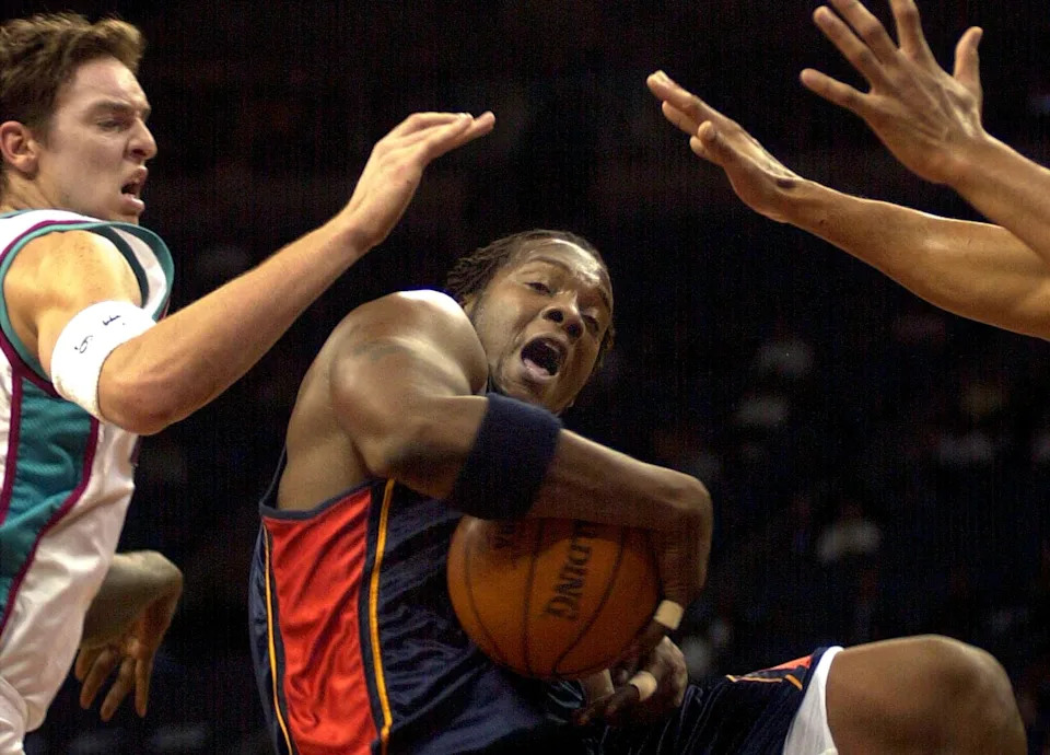 Danny Fortson (C) of the Golden State Warriors grabs a rebound as Pau Gasol (L) of the Memphis Grizzlies defends in the first half, 11 November 2002, at The Pyramid in Memphis, TN AFP PHOTO/ALAN SPEARMAN (Photo by ALAN SPEARMAN / AFP) (Photo credit should read ALAN SPEARMAN/AFP via Getty Images)