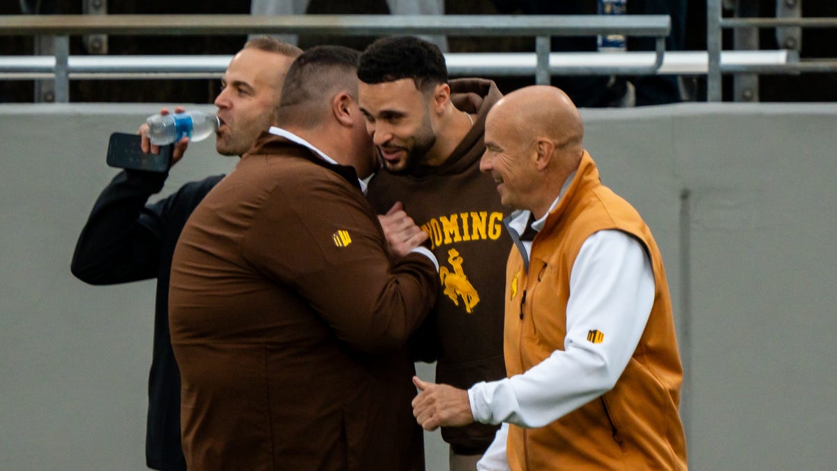 Larry Nance Jr. attends Wyoming college football game vs Akron Zips