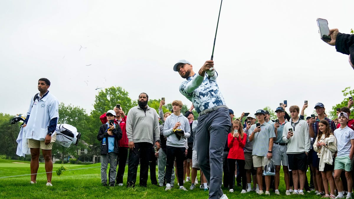 Steph Curry and golf influencer pull off an amazing trick