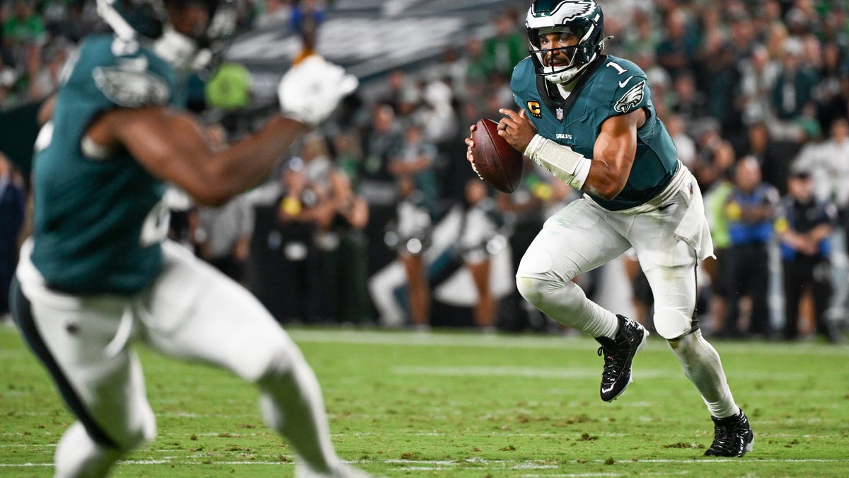 Sixers rookie VJ Edgecombe in attendance of Eagles opener vs. Cowboys