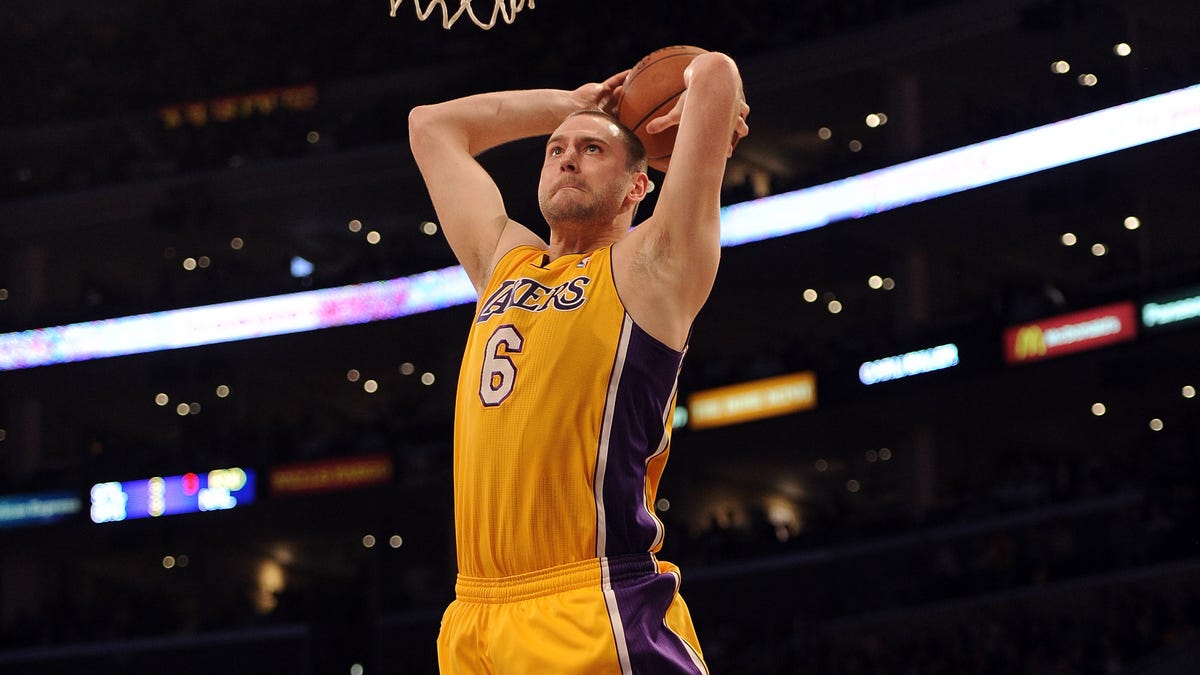 Lakers jersey history No. 6 — Josh McRoberts