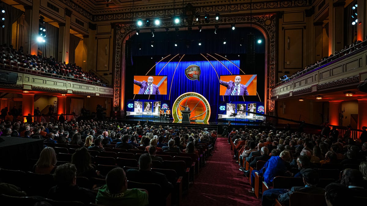 Celtics PR wiz Jeff Twiss gets HoF John Bunn Lifetime Achievement Award