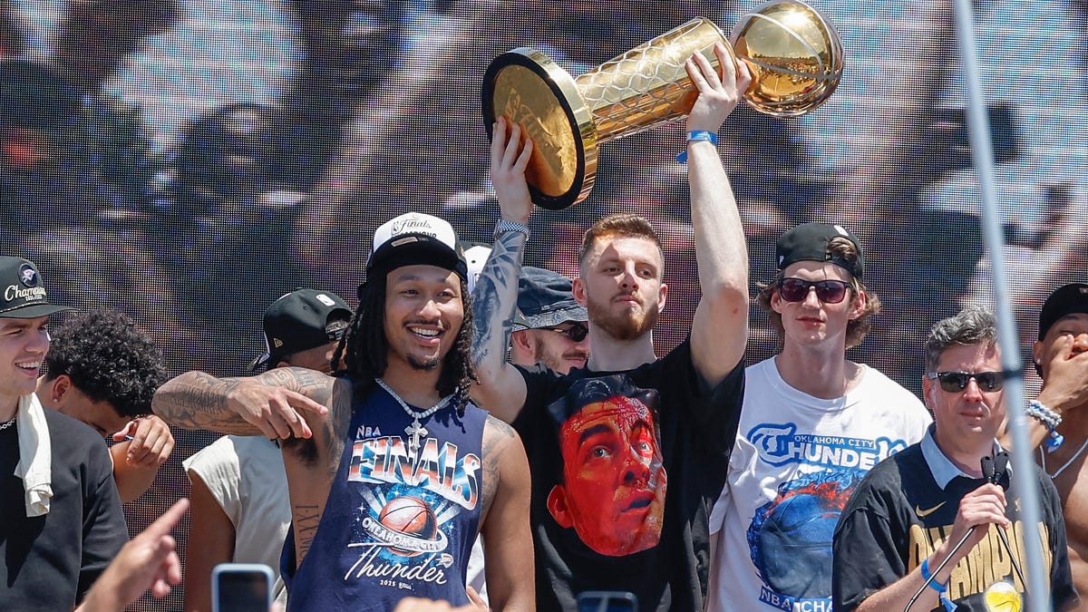 Isaiah Hartenstein celebrates Germany's 2025 EuroBasket championship