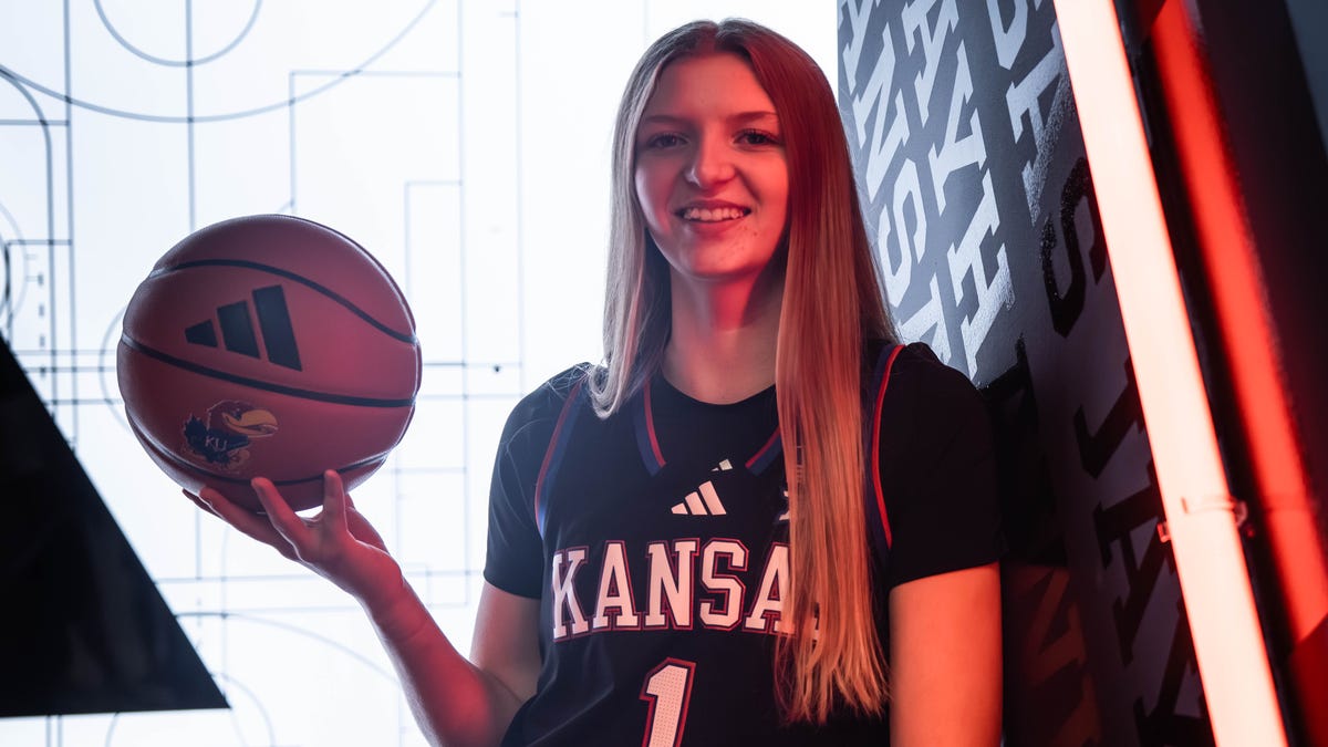 Mollie Ernstes commits to Kansas Jayhawks