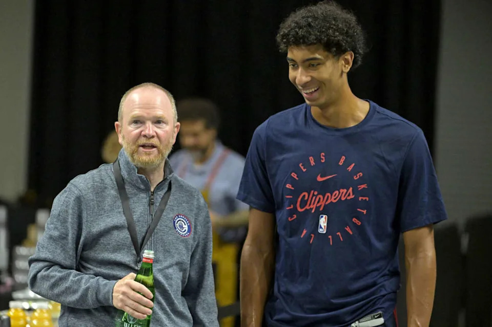Los Angeles Clippers president of basketball operations Lawrence Frank talks with guard Cam Christie (12)© Jayne Kamin-Oncea-Imagn Images