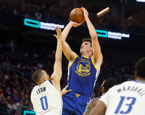 Golden State Warriors' Quinten Post (21) takes a shot against Dallas Mavericks' Dante Exum (0) in the second quarter at the Chase Center in San Francisco, Calif., on Sunday, Feb. 23, 2025. (Nhat V. Meyer/Bay Area News Group)