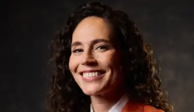 Sue Bird takes a hilarious shot at Geno Auriemma during Hall of Fame speech