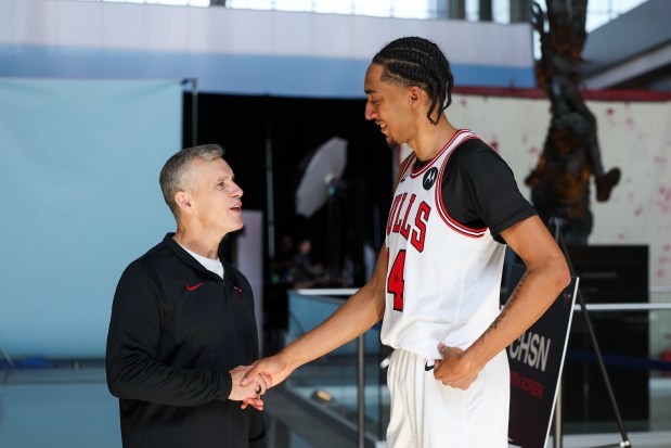 Bulls coach Billy Donovan speaks to forward Noa Essengue during media day at the United Center on Monday, Sept. 29, 2025. (Eileen T. Meslar/Chicago Tribune)
