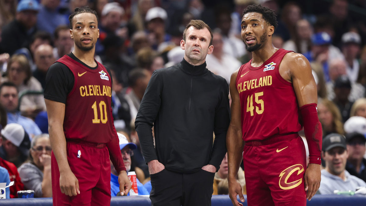 Cavaliers head coach Kenny Atkinson speaks with Cleveland Cavaliers guard Darius Garland (10) and Cleveland Cavaliers guard Donovan Mitchell (45) during the first half against the Dallas Mavericks at American Airlines Center