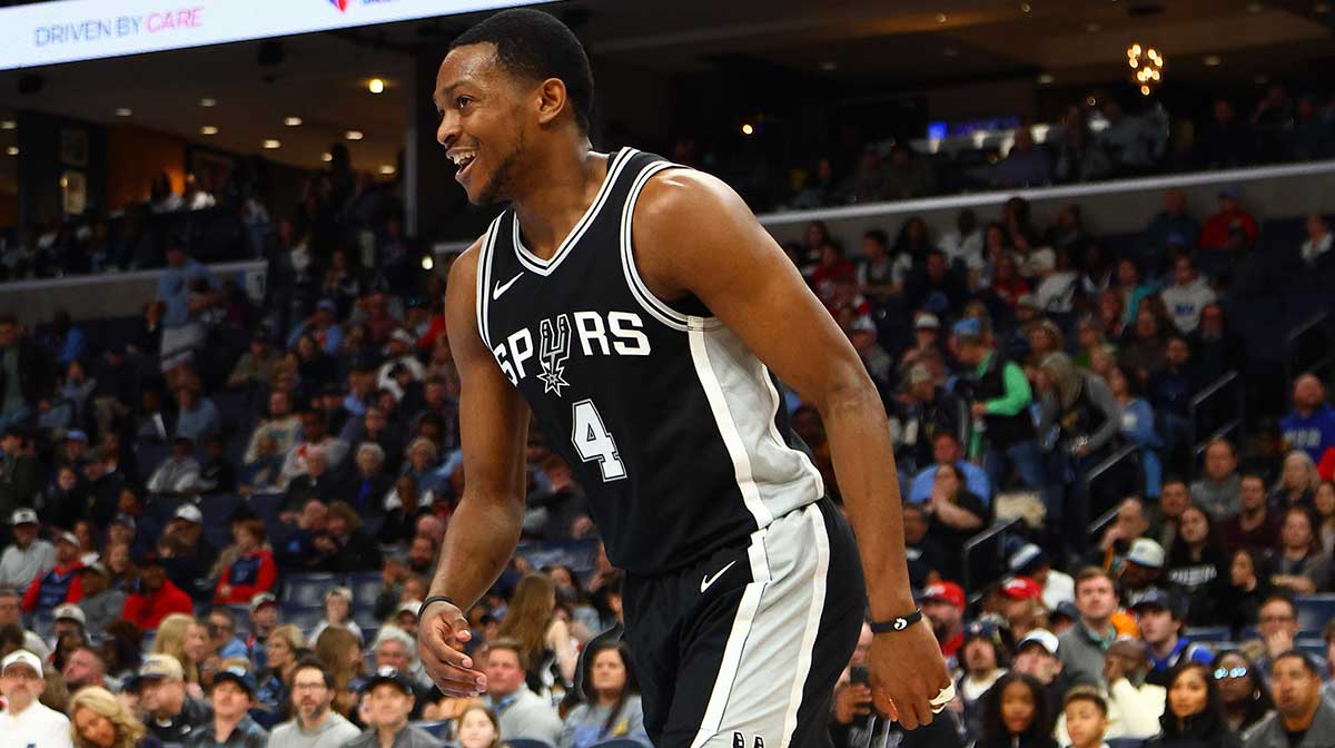 San Antonio Spurs guard De'Aaron Fox (4) reacts after a dunk during the third quarter against the Memphis Grizzlies at FedExForum.