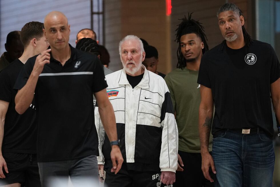 Former San Antonio Spurs head coach Gregg Popovich, center, arrives with current and former...