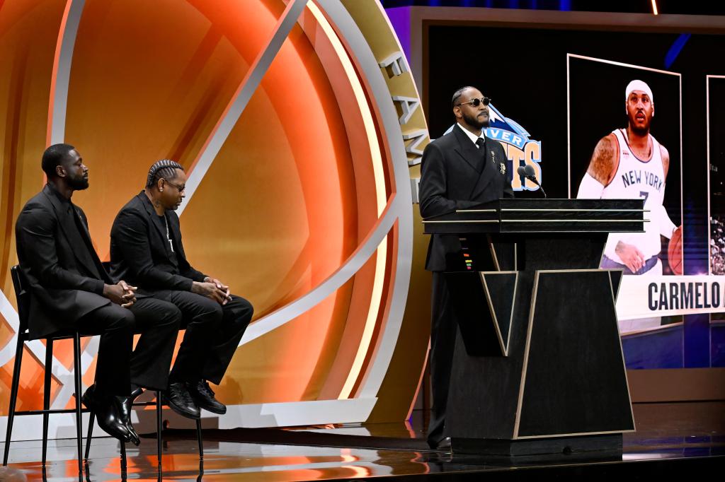 Carmelo Anthony tears up, shares memories in Hall of Fame induction