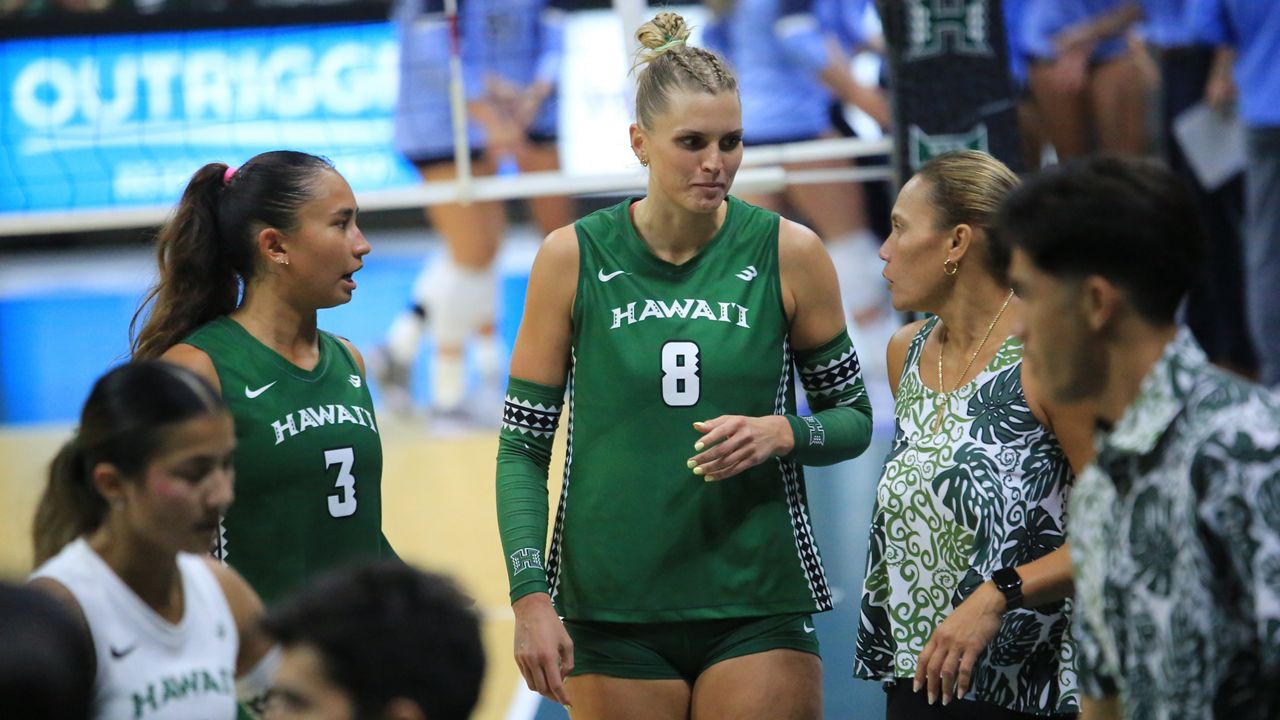 Hawaii setter Adrianna Arquette, left, middle Bri Gunderson, middle, and coach Robyn Ah Mow talked during a timeout in the season-opening Hawaiian Airlines Rainbow Wahine Volleyball Classic in late August.