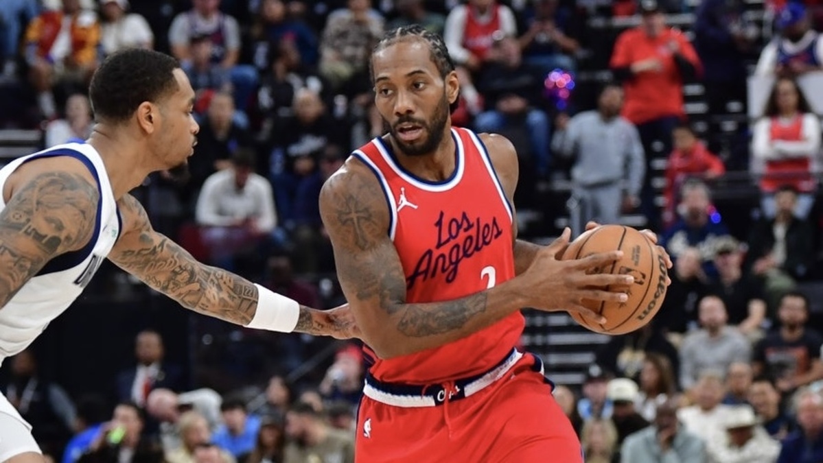 Los Angeles Clippers forward Kawhi Leonard (2) moves the ball against Dallas Mavericks forward P.J. Washington (25) during the first half at Intuit Dome.