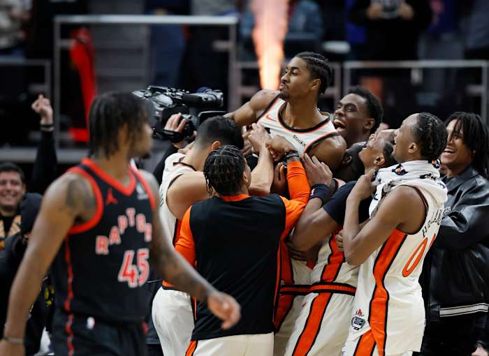 Ivey hits buzzer-beating jumper to give Pistons 102-100 win over Raptors