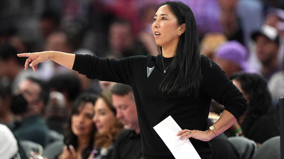 Golden State Valkyries head coach Natalie Nakase gestures during the second quarter against the Indiana Fever at Chase Center.
