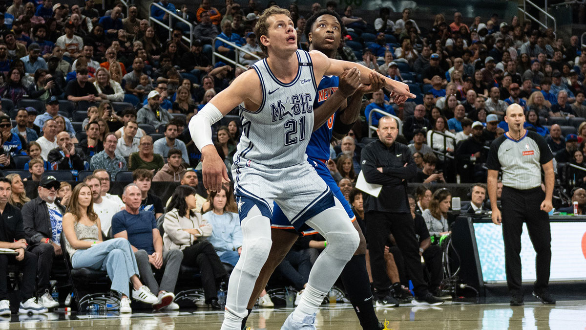 Orlando Magic forward Moritz Wagner (21) battles for the rebound against New York Knicks forward OG Anunoby (8) in the first quarter at Kia Center.
