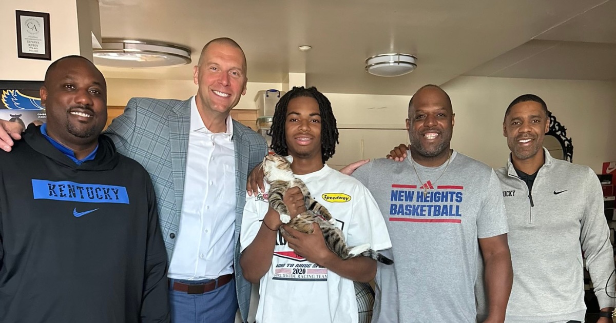 Kentucky Wildcats quarterback Zach Calzada (5) launched the ball downfield as the Kentucky Wildcats faced off against the Ole Miss Rebels at Kroger Field in Lexington, Kentucky on Saturday, September 6, 2025. Ole Miss defeated Kentucky, 30-23. (© Jeff Faughender/Courier Journal / USA TODAY NETWORK via Imagn Images)
