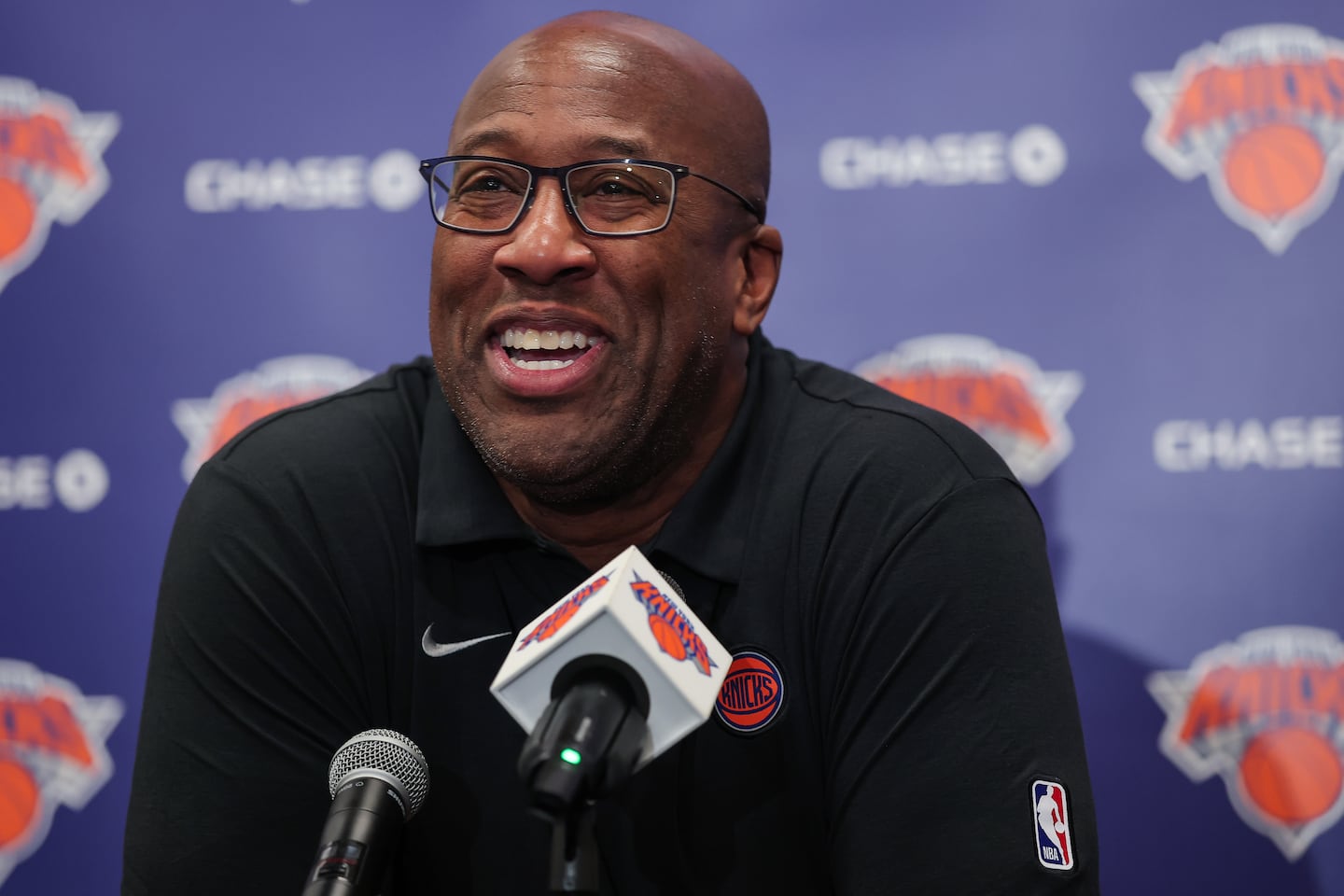 Mike Brown isn't weighed down by the high expectations for the Knicks in his first season as their coach.